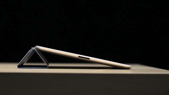 Obal Smart Cover se přehnutím změní v podložku tabletu pro snažší práci u stolu