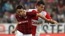 Fotbalista klubu AC Sparta Praha Pavel Horváth a Daniel Pudil ze Slávie v utkání Gambrinus ligy.