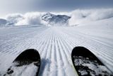Jako v každém větším středisku i v Zillertalu nemusíte vlastnit lyže nebo snowboard, stačí zajít do jedné z řady místních půjčoven a za 25 eur na tři dny si půjčit výbavu.