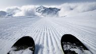 Jako v každém větším středisku i v Zillertalu nemusíte vlastnit lyže nebo snowboard, stačí zajít do jedné z řady místních půjčoven a za 25 eur na tři dny si půjčit výbavu.