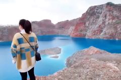 Instagrameři objevili zázračně modré jezero. Ve skutečnosti je ale silně toxické