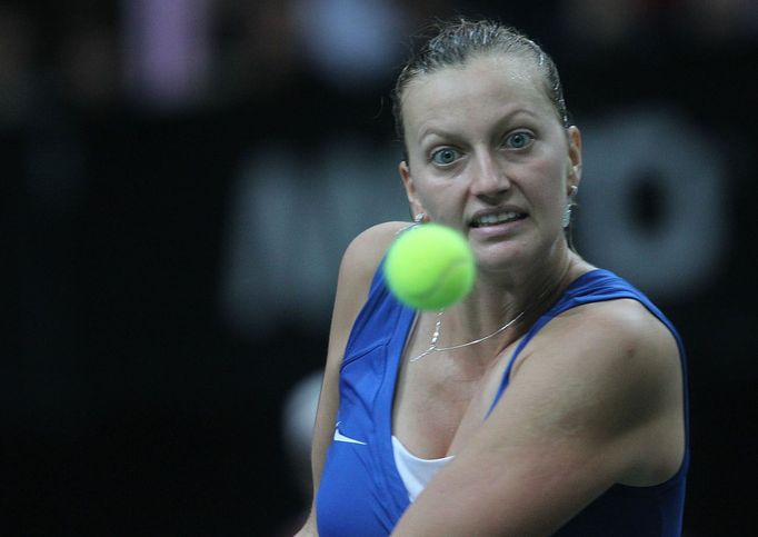 Česká tenistka Petra Kvitová v utkání Fed Cupu 2012 proti Srbce Aně Ivanovičové.