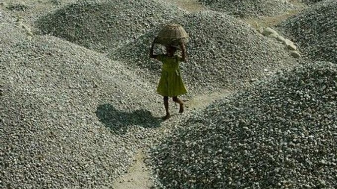 Bhalo Debnath je šestiletá oběť dětské práce v Indii. Místo dětství musí v severovýchodní Indii nosit kameny. Indie oficiálně zakázala dětskou práci už loni, v praxi se to však projevilo jen minimálně.