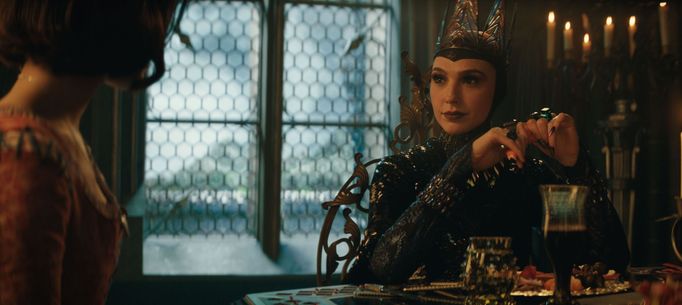 Gal Gadot jako zlá královna a Rachel Zegler jako Sněhurka.