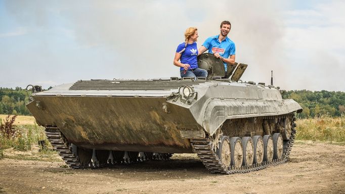 Petr Koukal a Gabriela Soukalová u tanku