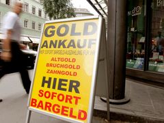Cedule na ulici ve švýcarském Curychu nabízí okamžitý výkup zlata za hotovost. Ceny této komodity se šplhají k historickému maximu.