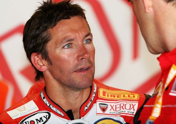 Troy Bayliss během při ranním tréninku zastávky v boxech.