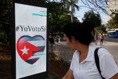 Kubánci hlasují o nové ústavě. Má v komunistické zemi povolit soukromé podnikání