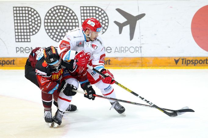 10. kolo hokejové extraligy 2020/21, Sparta - Třinec: Matúš Sukeľ v souboji s třineckým hráčem.