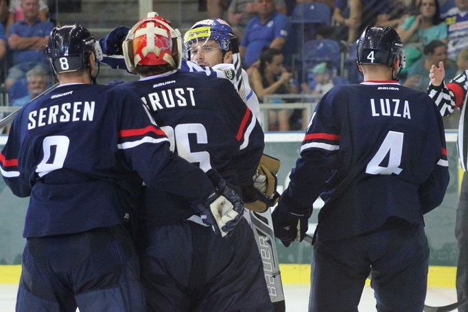 Kometa Brno-Slovan Bratislava: potyčka Leoš Čermák - Michal Sersen,  Barry Brust a Patrik Luža