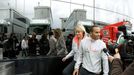 Pilot McLarenu Lewis Hamilton přichází na okruh v Silverstone, který bude o víkendu hostit Velkou cenu Británie F1.