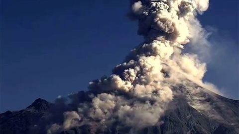 Sopka Colima chrlí kouř a popel do výše kilometru a půl