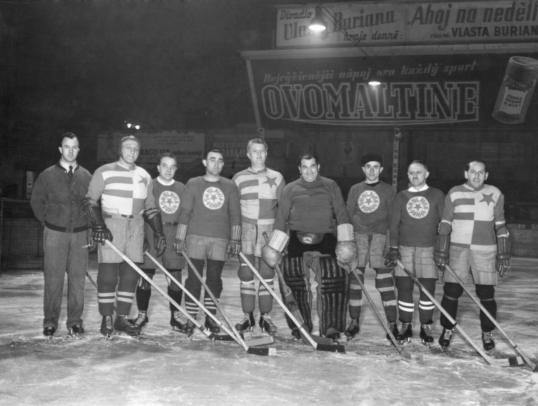 Emerich Rath v dresu staré gardy hokejové Slavie