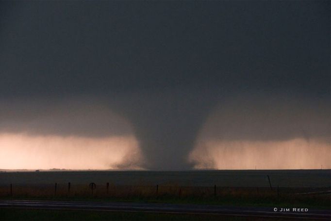 Tyto skvělé fotografie tornád pořídil americký fotograf Jim Reed ( Facebook , Twitter ), který se mimo jiné specializuje také na zachycování extrémních projevů počasí. Jeho webové stránky si můžete prohlédnout zde: www.jimreedphoto.com .