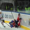 Hokejista Lva Praha Martin Škoula padá po zákroku Jonase Enlunda v utkání KHL 2012/13 proti Novosibirsku.