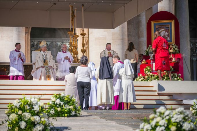 Papež Lev XIV. ve Vatikánu svatořečil sedm lidí včetně Itala Bartola Longa, který byl satanistickým knězem a později se stal oddaným katolíkem.