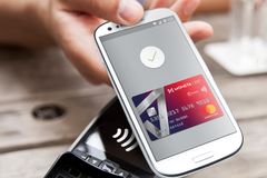 Držitelé karet Mastercard od MONETA Money Bank platí mobilem s Android Pay