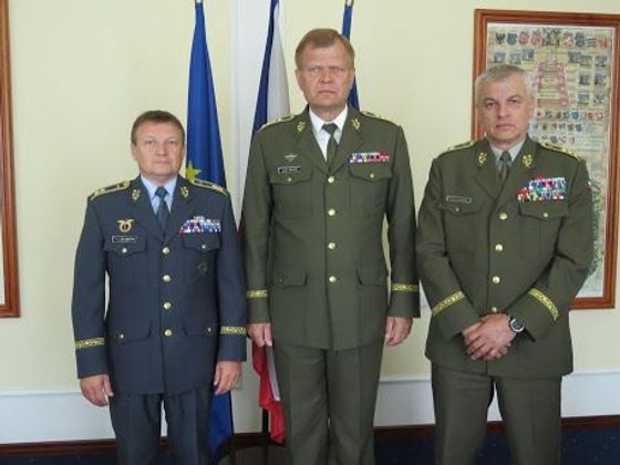 Generál Petr Mikulenka (vlevo) krátce před svým vysláním do Monsu v roce 2017, odkud se na konci října vrací.
