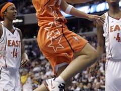 Becky Hammonová v dresu Západu v zápase All Star WNBA.