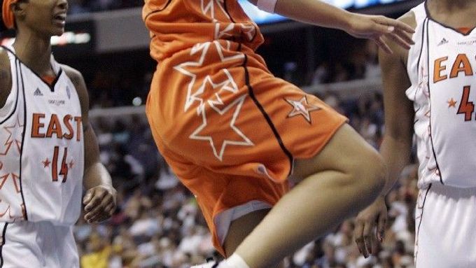 Becky Hammonová v dresu Západu v zápase All Star WNBA.