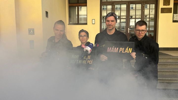 Hřib a Bartoš protestovali přímo pod okny Decroix. ODS kryje ministra Stanjuru, tvrdí; Zdroj foto: Radek Bartoníček
