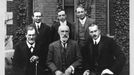 Zleva dole: Sigmund Freud, Stanley Hall, Carl Gustav Jung, Abraham A. Brill, Ernest Jones a Sandor Ferenczi před Clarkovou univerzitou v americkém státě Massachusetts.