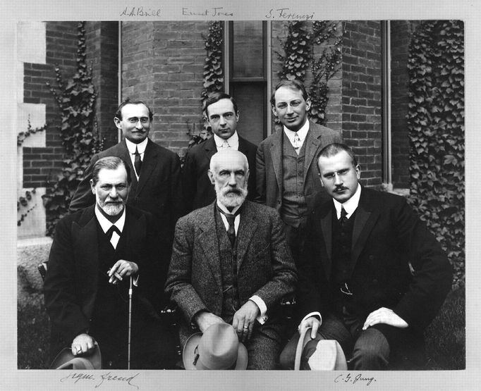 Zleva dole: Sigmund Freud, Stanley Hall, Carl Gustav Jung, Abraham A. Brill, Ernest Jones a Sandor Ferenczi před Clarkovou univerzitou v americkém státě Massachusetts.