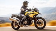 BMW F 750 GS. Slabší model F 750 GS disponuje výkonem 77 koní a hovoří se u něj o rychlosti do 190 km/h. Stroje jsou vybaveny LED světlomety, digitálními přístrojovými štíty a možností propojit motorku s chytrým telefonem.