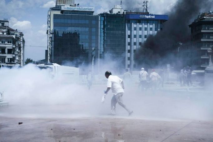 Demonstrace na istanbulském náměstí Taksím očima tureckého fotografa