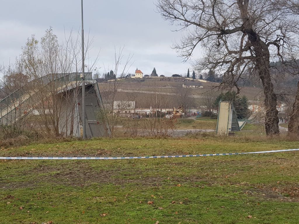 Pěší lávka u Trojského zámku se zřítila do Vltavy