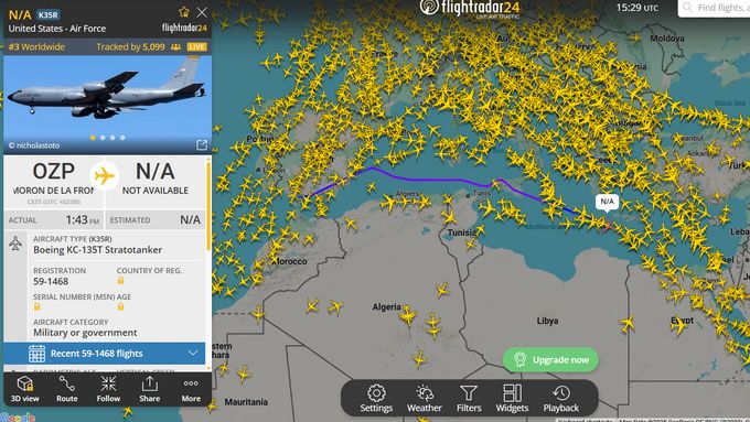 Boeing KC-135T Stratotanker se přesouvá směrem na Blízký východ po zastávce na základně Morón de la Frontera ve Španělsku, podvečer 17. června 2025. repro Flightradar24