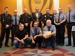 Na snímku z předání vyznamenání je i strážník Martin Jaroslav Bělský obžalovaný z týrání bezdomovců (první zleva v dolní řadě, v černém triku).