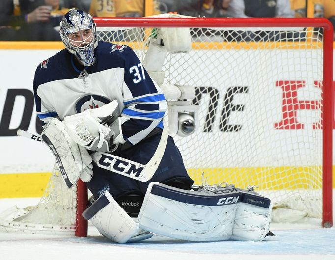 Brankář Winnipegu Connor Hellebuyck kryl v první utkání semifinále Západní konference NHL 2018 proti Nashvillu 47 střel.