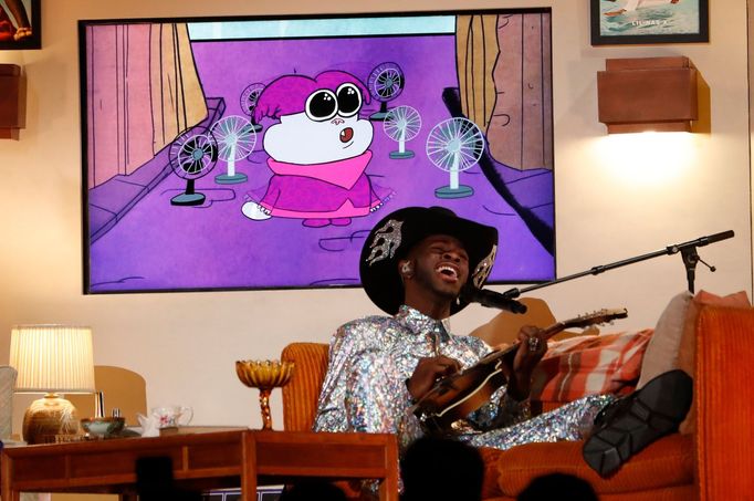 Lil Nas X svůj virální hit Old Town Road začal zpívat na scéně upravené jako pokojíček.