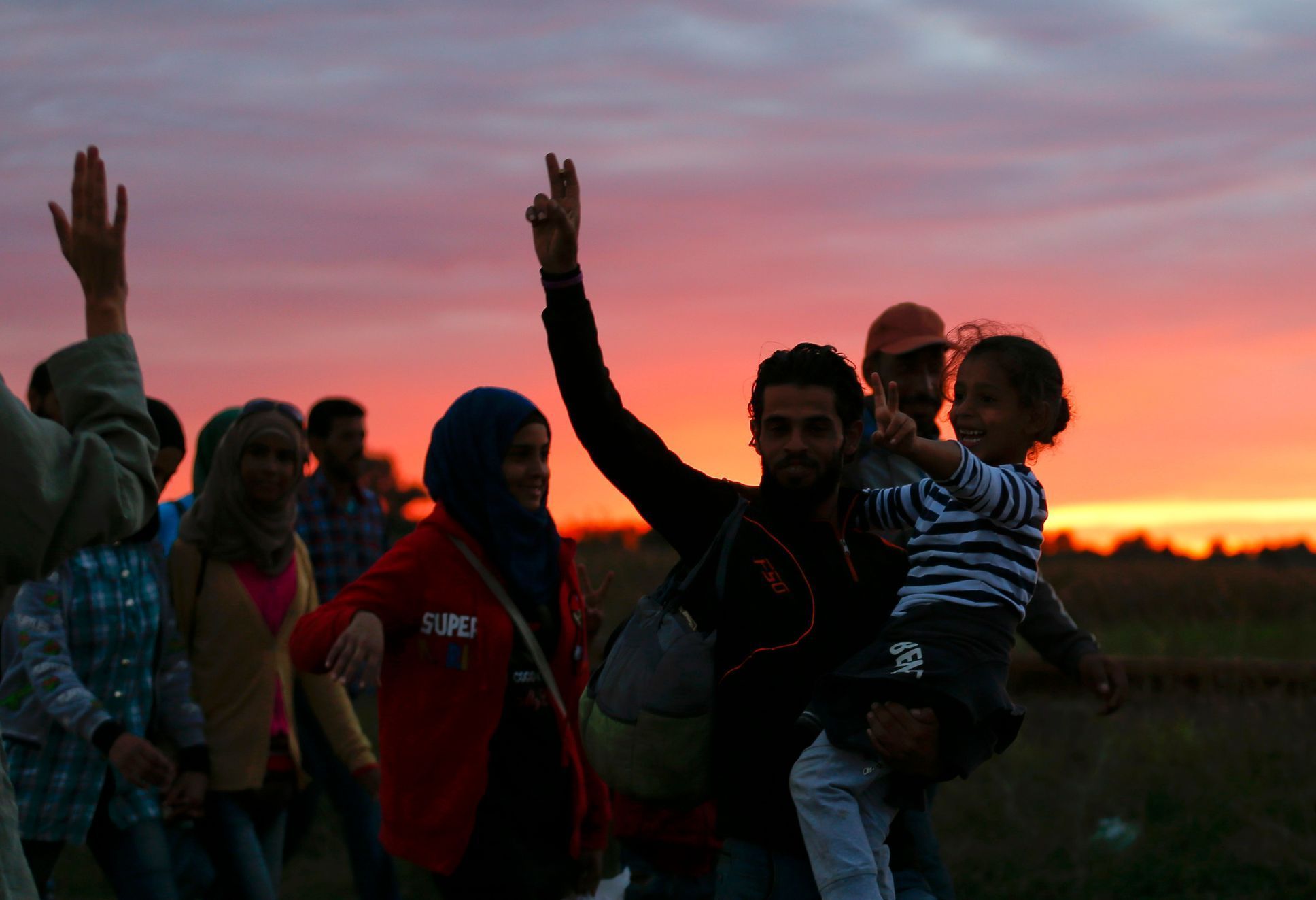 Skupina běženců dorazila se západem slunce do maďarské pohraniční vesnice Rözske.