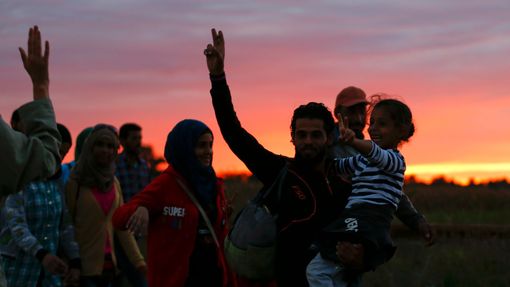Skupina běženců dorazila se západem slunce do maďarské pohraniční vesnice Rözske.