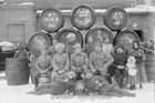 Legionáři pózují před sudy s vlastnoručně vyrobeným pivem.