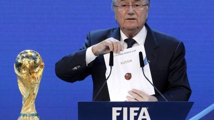 Šéf FIFA Joseph Blatter vytahuje z obálky jméno vítězné kandidatury.