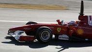 Fernando Alonso testuje Ferrari na okruhu ve Valencii