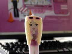Mattel se snaží zaujmou za každou cenu. Barbie MP3 přehrávač.