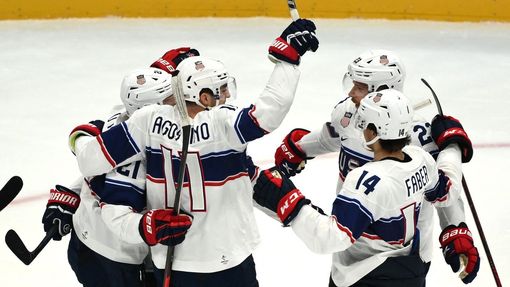 Hokejisté USA se radují z gólu Kennyho Agostina do sítě Kanady na ZOH 2022.