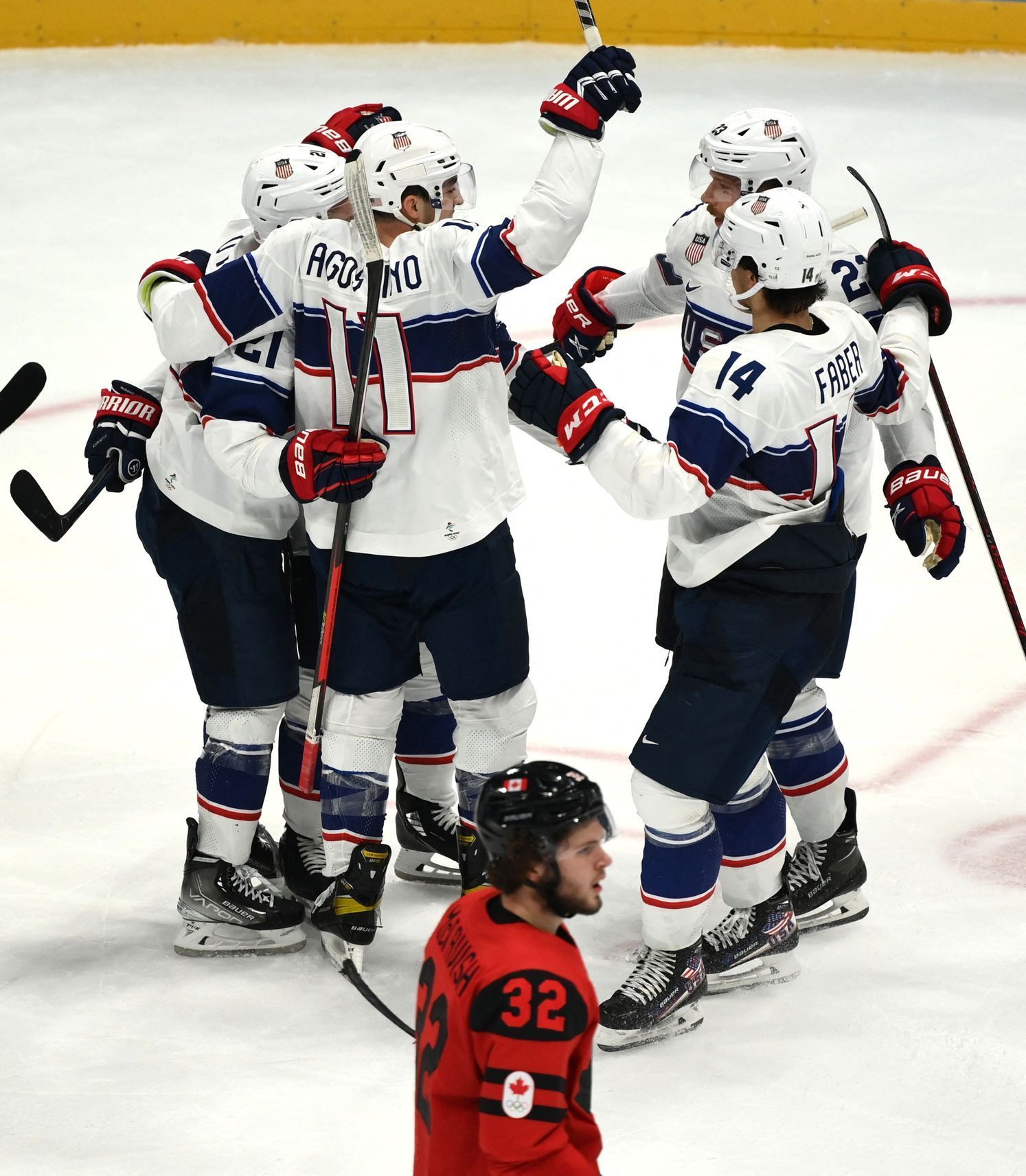 Hokejisté USA se radují z gólu Kennyho Agostina do sítě Kanady na ZOH 2022.