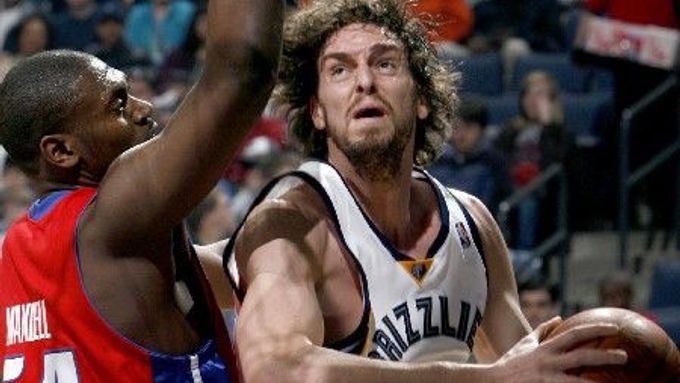 Španělský basketbalista Memphisu Pau Gasol (vpravo) se v zápase NBA proti Detroitu snaží obejít Jasona Maxwella (vlevo).