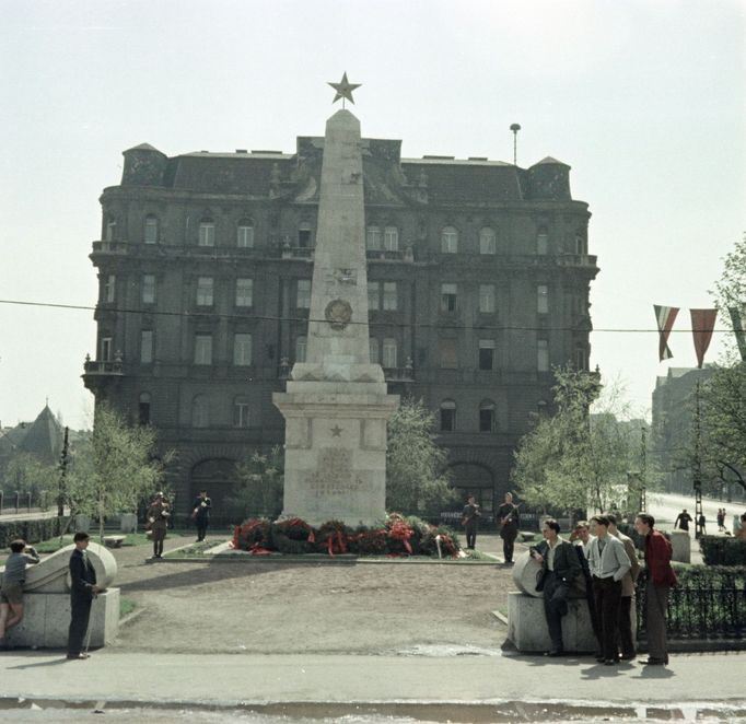 Pomník sovětských hrdinů, Gellértovo náměstí v Budapešti  v roce 1957.