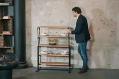 Video: Německá firma vymyslela praktický stůl, který můžete použít jako polici na nádobí