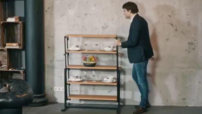 Německá společnost vymyslela praktický stůl, který můžete použít jako polici na nádobí