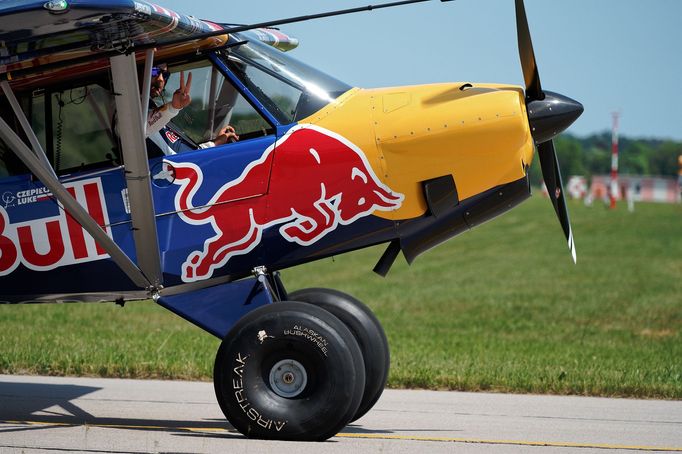 Pilot Łukasz Cziepiela a jeho letadlo, se kterým přistál na střeše mrakodrapu Burž al-Arab, Aviatická pouť Pardubice, květen 2023