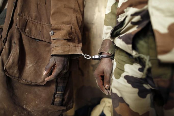 Islamist rebel prisoners guarded by Malian gendarmes are seen at a military camp in the centre of Timbuktu February 1, 2013. REUTERS/Benoit Tessier (MALI - Tags: POLITICS CIVIL UNREST CONFLICT) Published: Úno. 1, 2013, 7:12 odp.