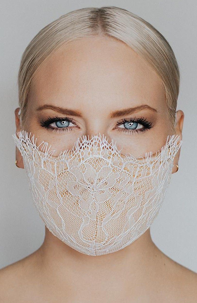 Dámy, buďte stylové i s rouškou: Designérka představila nové módní kousky