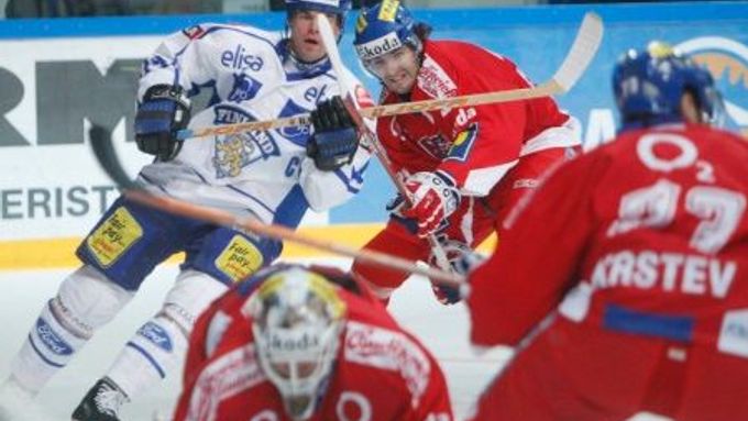 Fin Raimo Helminen a Čech Vladimír Sičák v souboji o puk během utkání Švédských hokejových her ve Stockholmu.